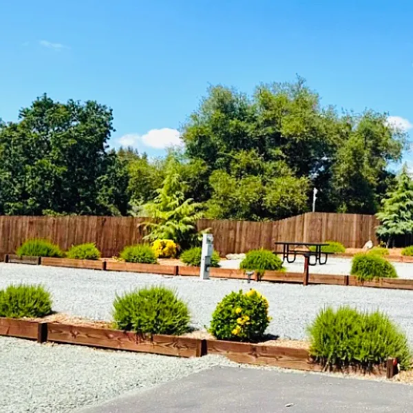 Picnic table and landscaped RV site at Auburn RV Resort